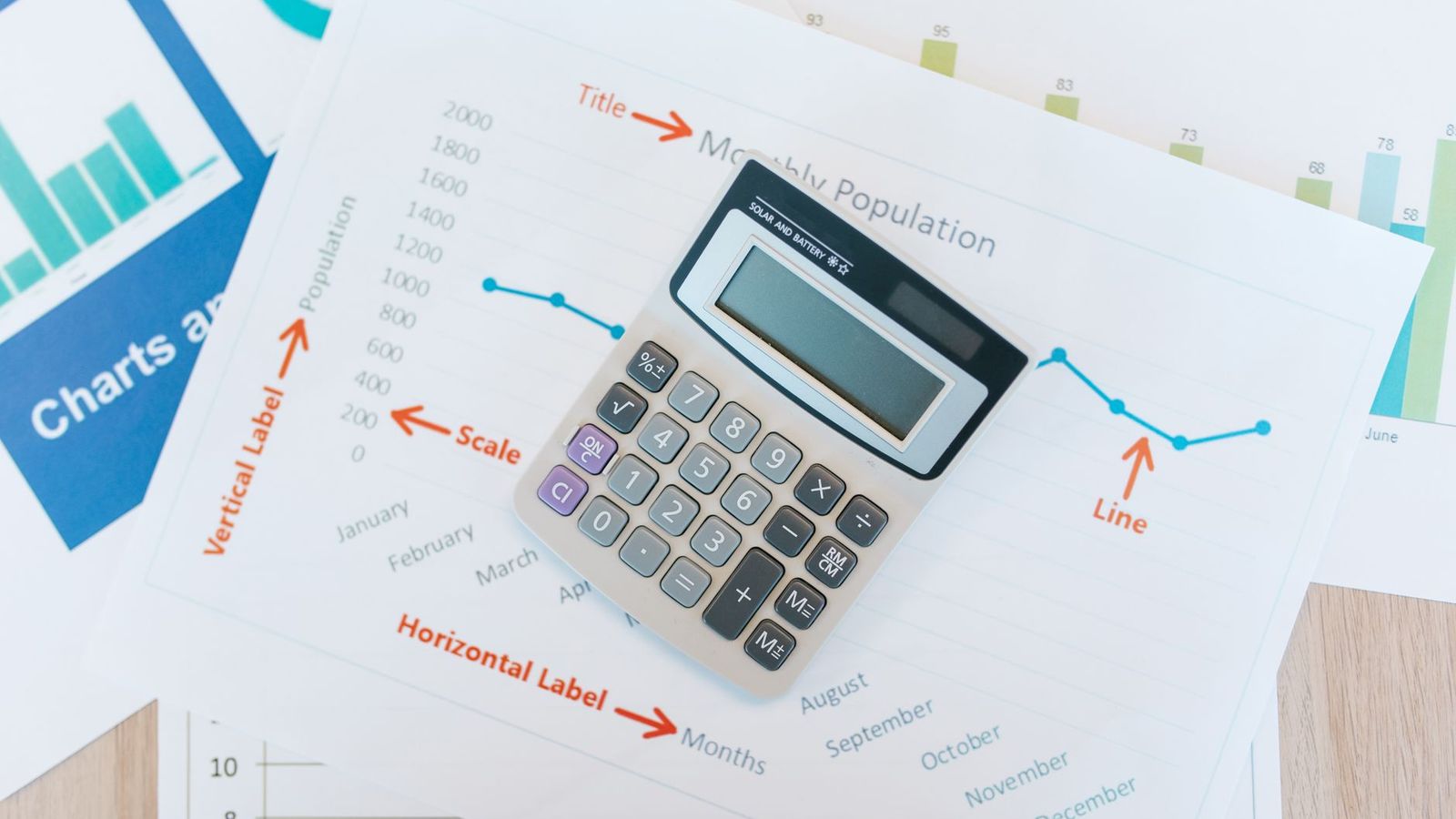 Un bureau, des documents et une calculatrice